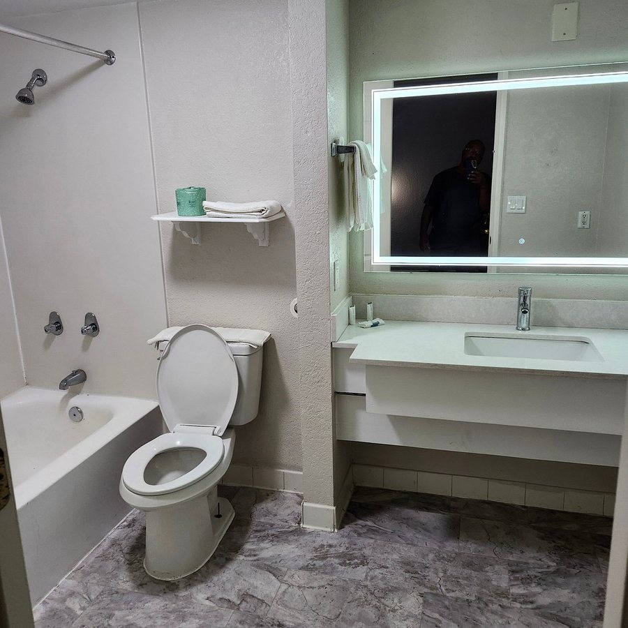 Super 8 By Wyndham Austin South I 35 — Bathroom