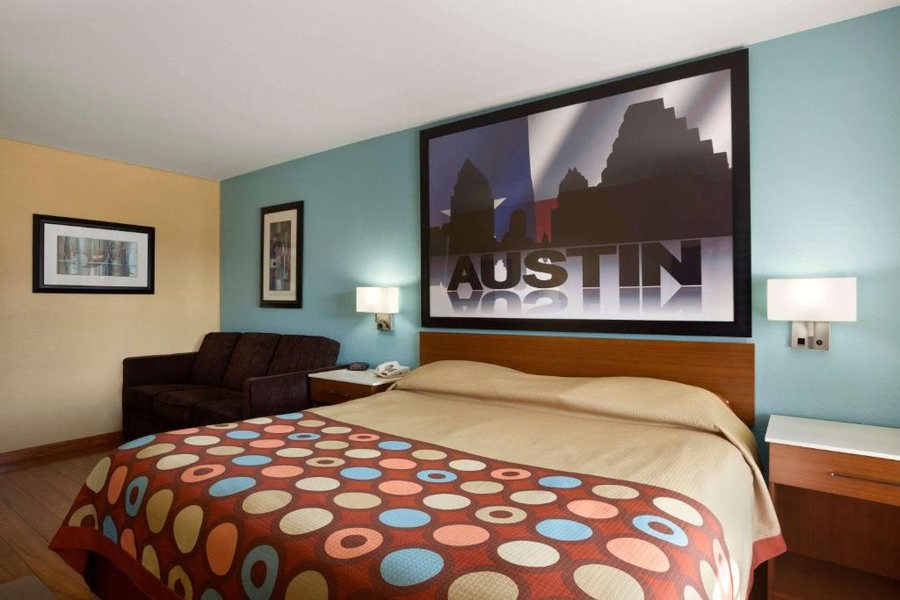 Super 8 by Wyndham Austin University Downtown Area — Guest room