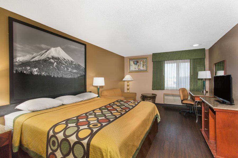 Super 8 by Wyndham Baker City — Guest room