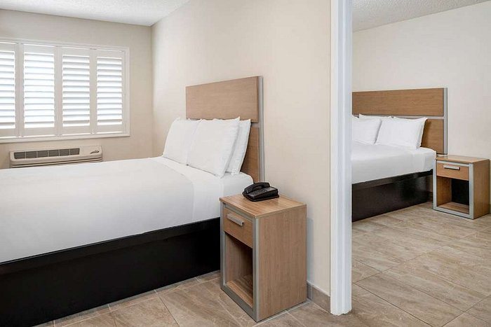 Super 8 by Wyndham Bakersfield South CA — Guest room