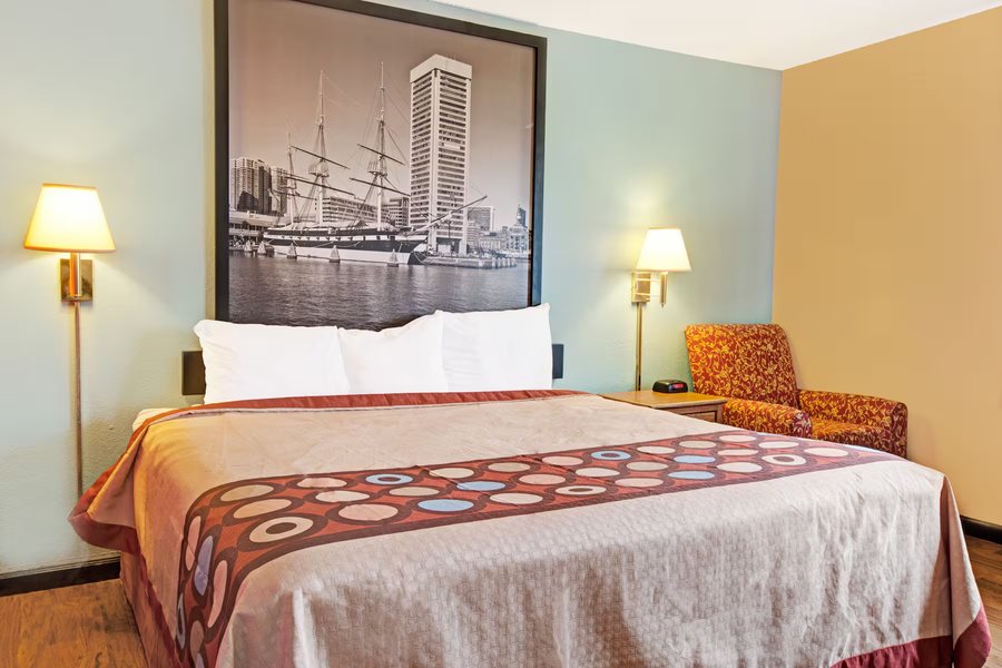 Super 8 by Wyndham Baltimore Essex Area — Guest room