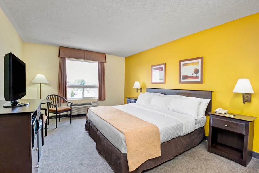 Super 8 by Wyndham Barrie South — Guest room