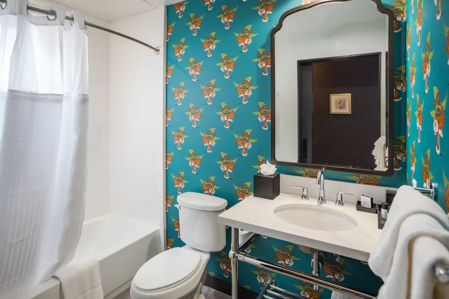 Super 8 by Wyndham Baton Rouge I 10 — Bathroom