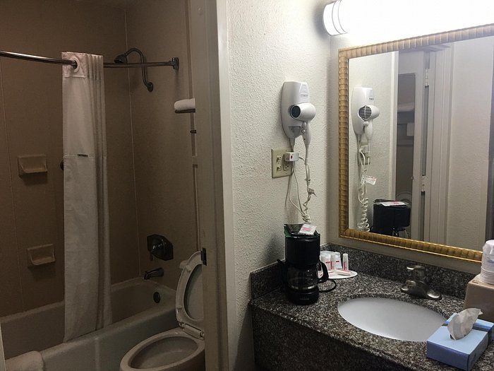 Super 8 by Wyndham Baton Rouge I 12 — Bathroom