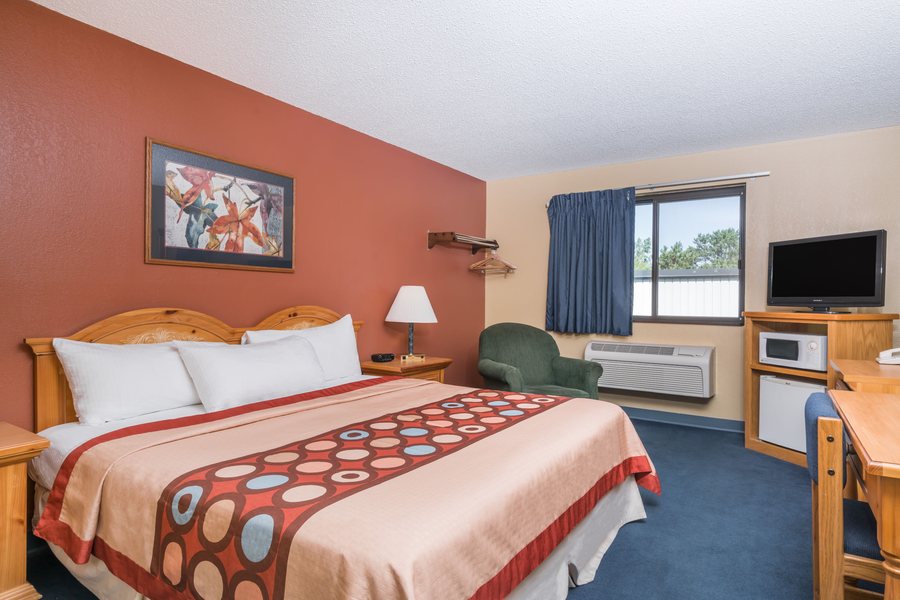 Super 8 by Wyndham Baxter Brainerd Area — Guest room