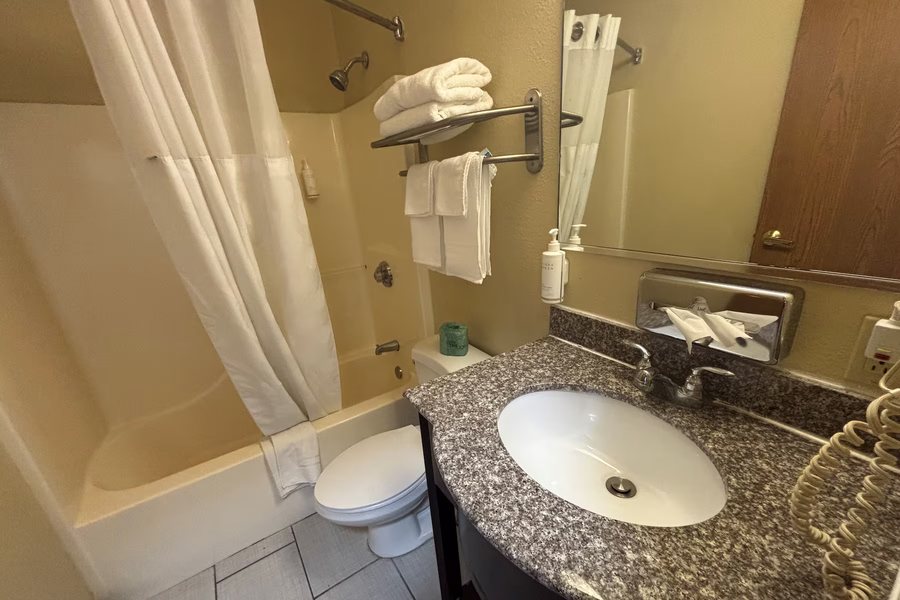 Super 8 By Wyndham Bay St Louis — Bathroom
