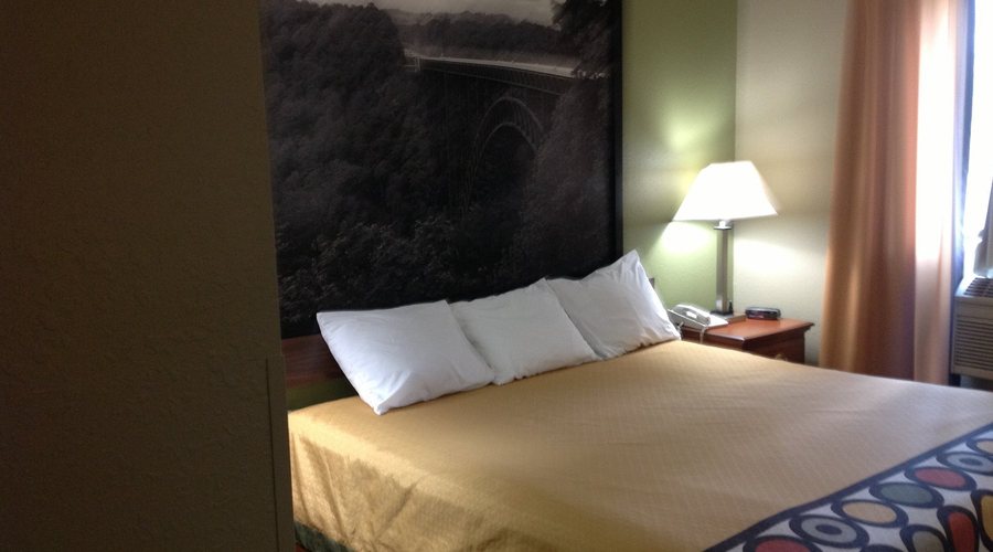 Super 8 by Wyndham Beckley — Guest room