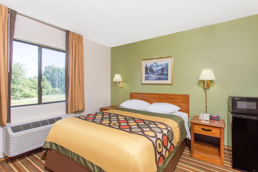 Super 8 by Wyndham Bedford — Guest room