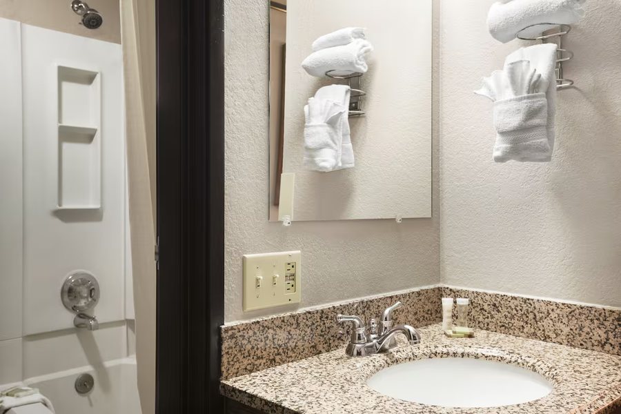 Super 8 by Wyndham Belgrade Bozeman Airport — Bathroom