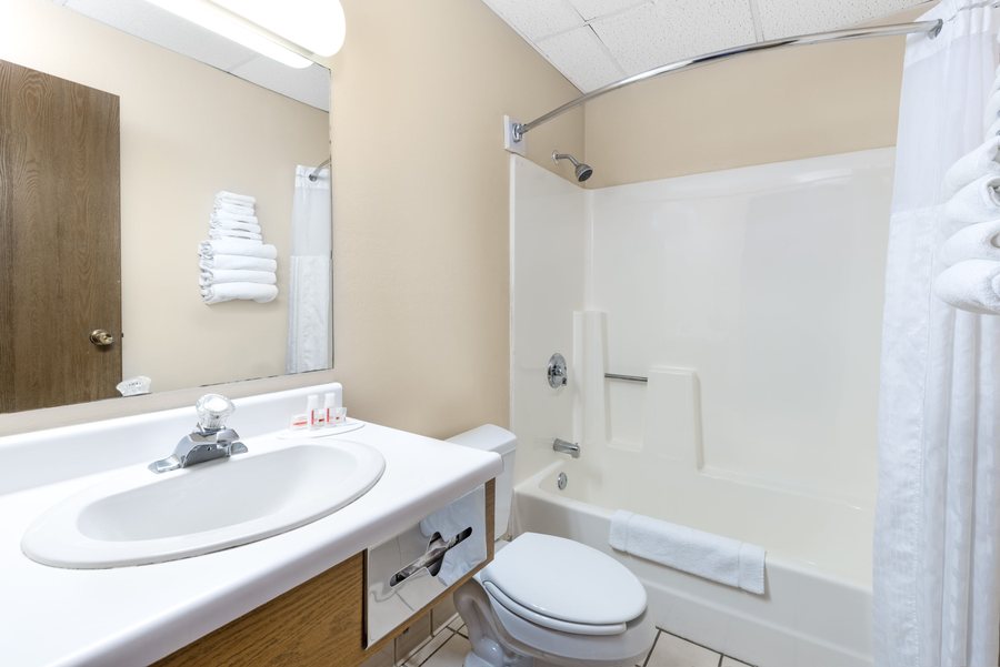 Super 8 by Wyndham Belle Fourche SD — Bathroom