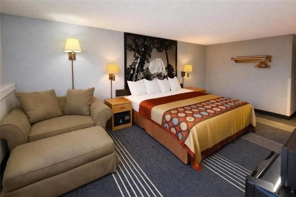 Super 8 by Wyndham Belle Fourche SD — Guest room