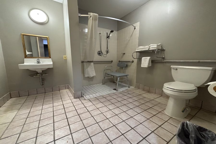 Super 8 by Wyndham Belleville IL St Louis Area — Bathroom