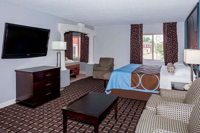 Super 8 by Wyndham Belleville IL St Louis Area — Guest room