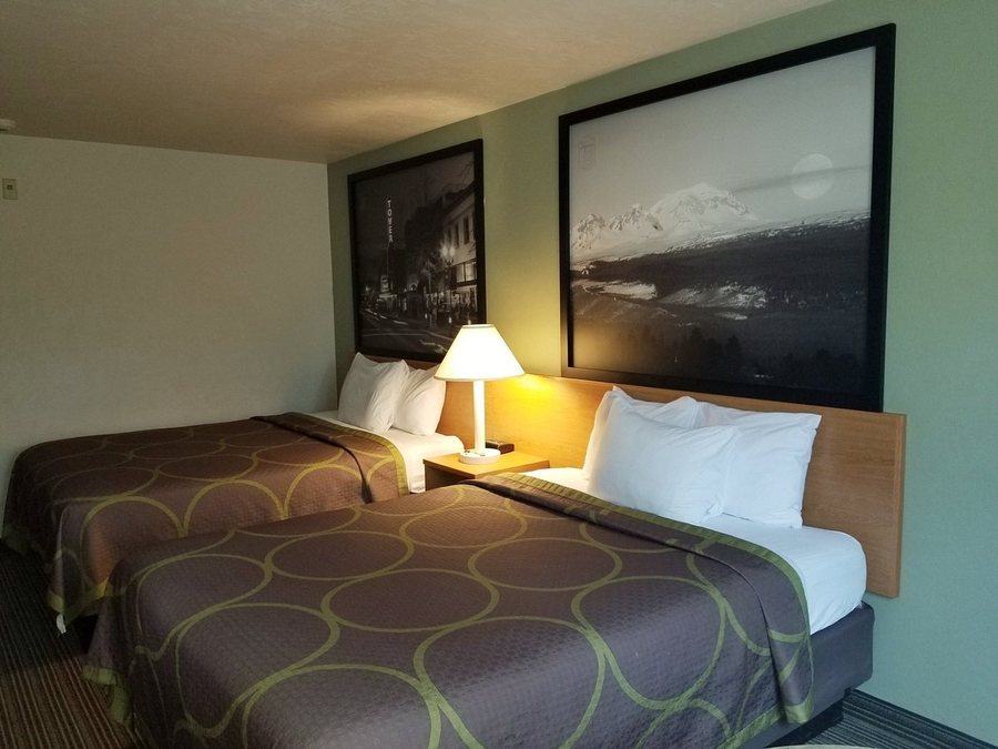 Super 8 by Wyndham Bend — Guest room
