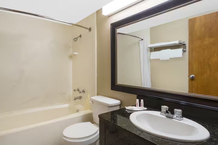 Super 8 by Wyndham Benton Harbor St Joseph — Bathroom