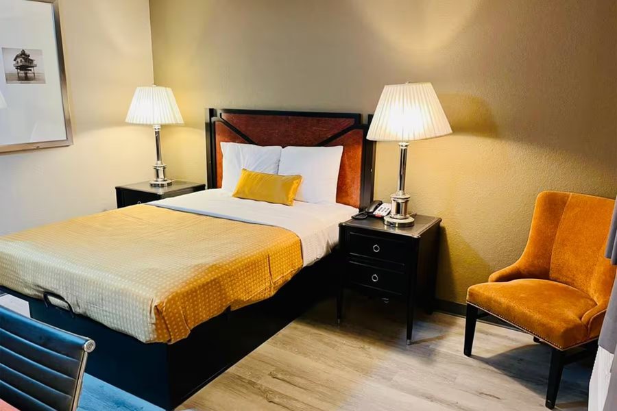 Super 8 by Wyndham Benton Harbor St Joseph — Guest room