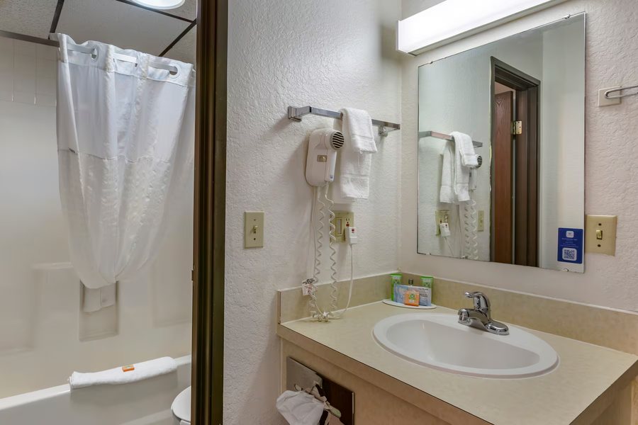 Super 8 by Wyndham Billings — Bathroom