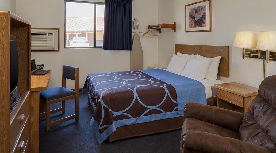 Super 8 by Wyndham Billings — Guest room