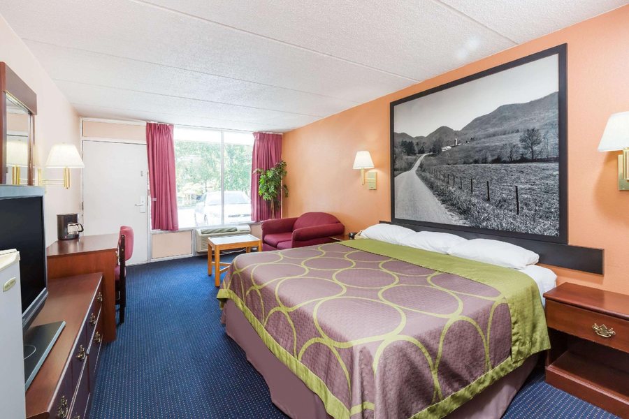 Super 8 by Wyndham Black Mountain — Guest room