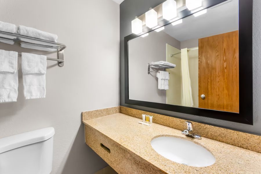 Super 8 by Wyndham Bloomington — Bathroom
