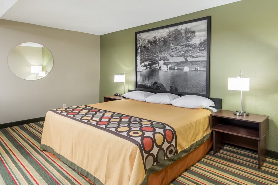 Super 8 by Wyndham Bloomington — Guest room
