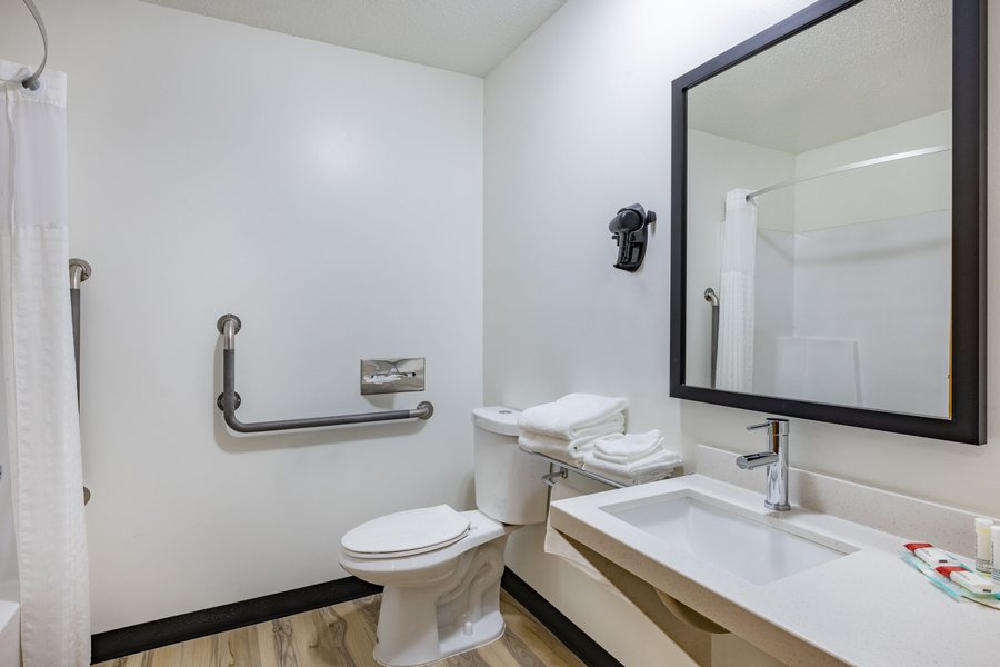 Super 8 by Wyndham Blytheville — Bathroom
