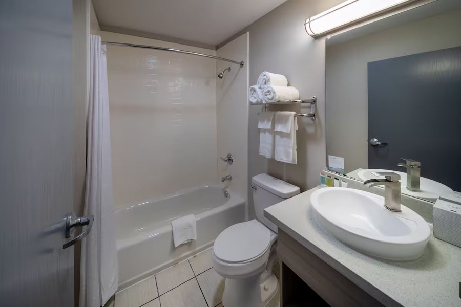 Super 8 by Wyndham Bossier City Shreveport Area — Bathroom