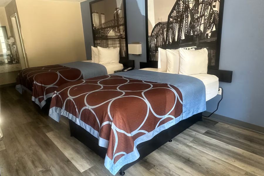 Super 8 by Wyndham Bossier City Shreveport Area — Guest room