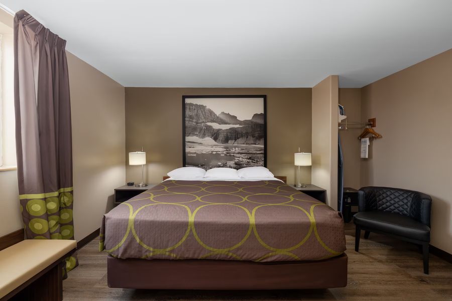 Super 8 by Wyndham Bozeman — Guest room