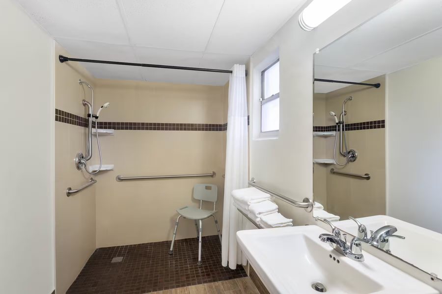Super 8 by Wyndham Bradenton Sarasota Area — Bathroom