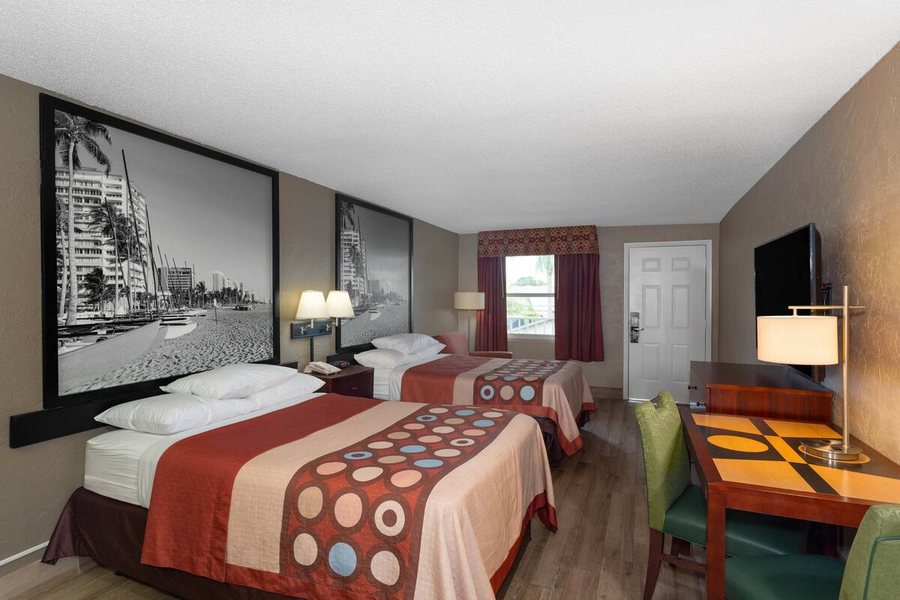 Super 8 by Wyndham Bradenton Sarasota Area — Guest room