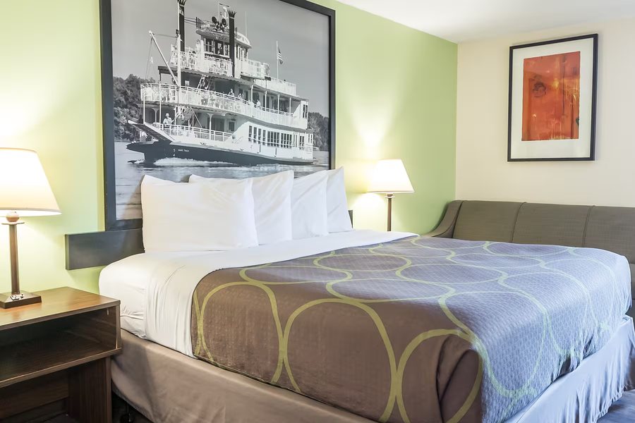 Super 8 by Wyndham Branson Andy Williams Theatre — Guest room