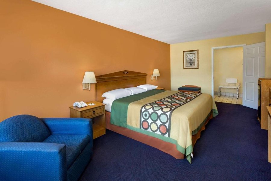 Super 8 by Wyndham Breaux Bridge — Guest room