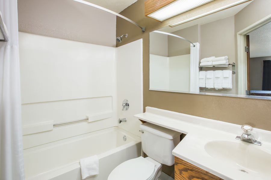 Super 8 by Wyndham Brookings — Bathroom