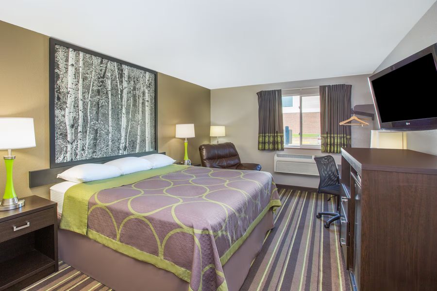 Super 8 by Wyndham Brookings — Guest room