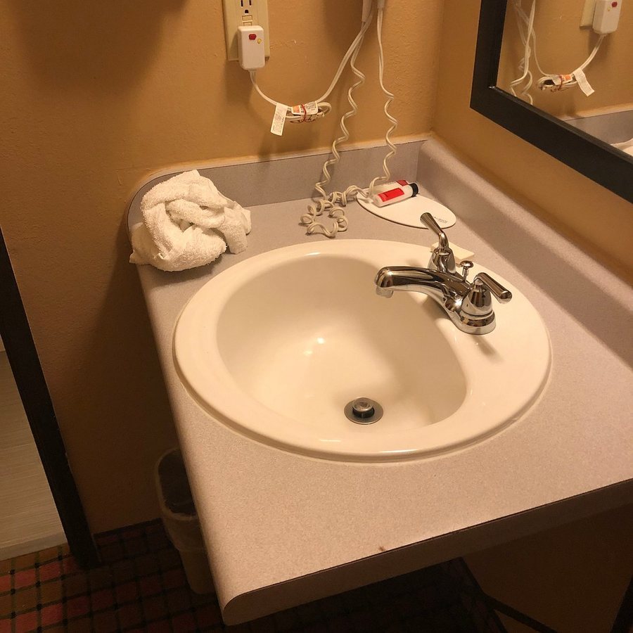 Super 8 by Wyndham Brooklyn Center Mpls — Bathroom