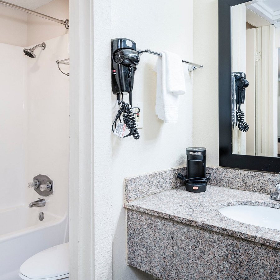 Super 8 by Wyndham Burlington NC — Bathroom