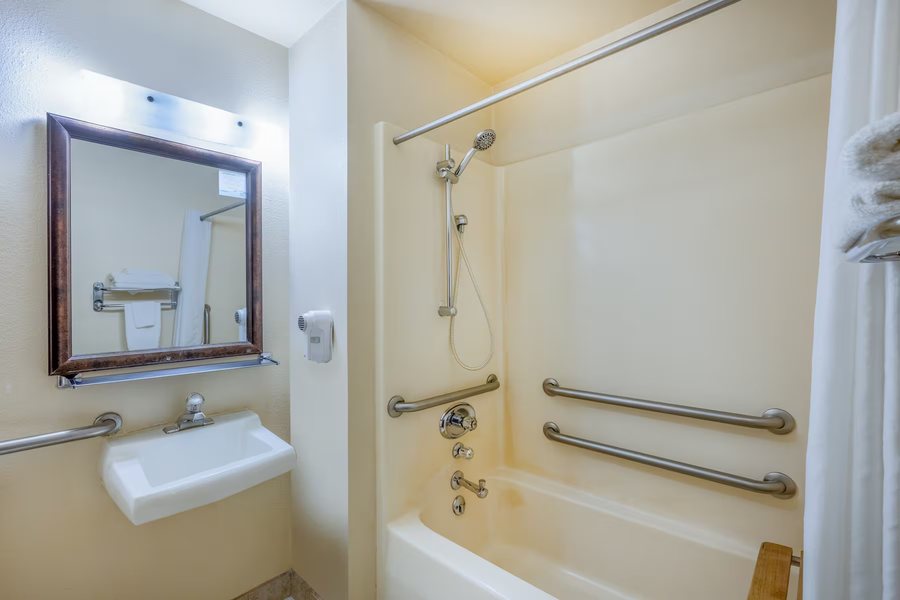 Super 8 by Wyndham Butte MT — Bathroom