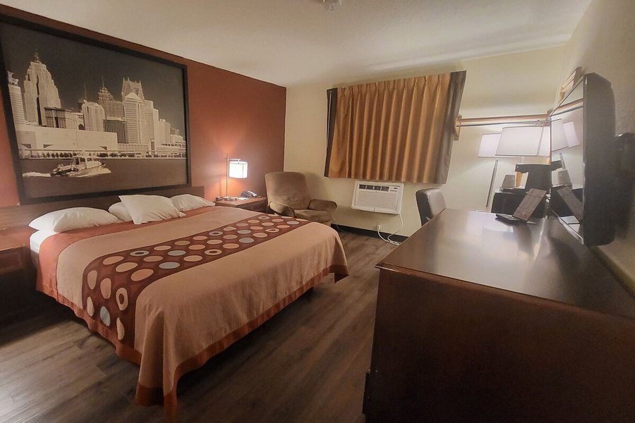 Super 8 by Wyndham Canton — Guest room