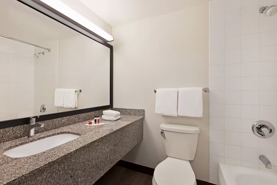 Super 8 by Wyndham Carbondale — Bathroom