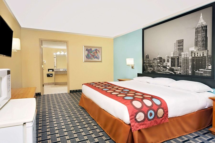 Super 8 by Wyndham Cartersville — Guest room