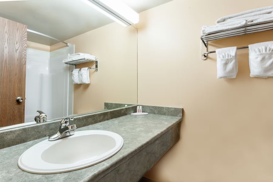 Super 8 by Wyndham Carthage — Bathroom