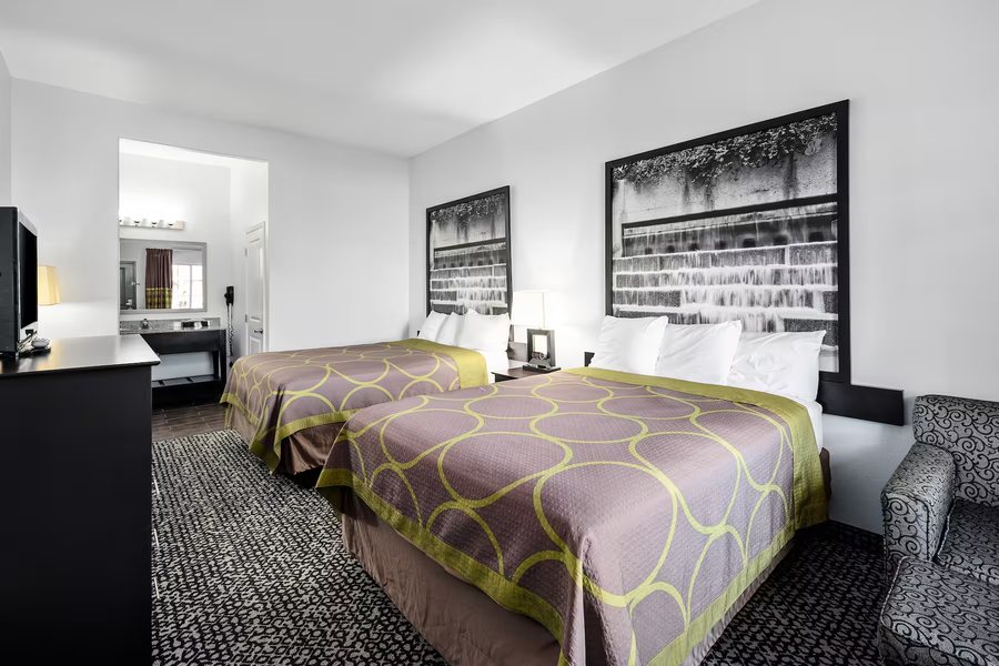 Super 8 by Wyndham Carthage — Guest room