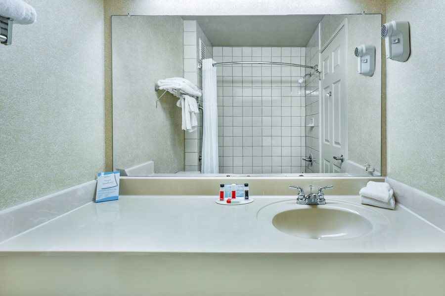 Super 8 by Wyndham Casper East Evansville — Bathroom