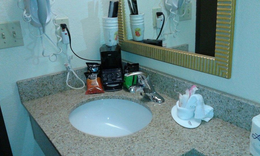 Super 8 by Wyndham Casper West by the River — Bathroom