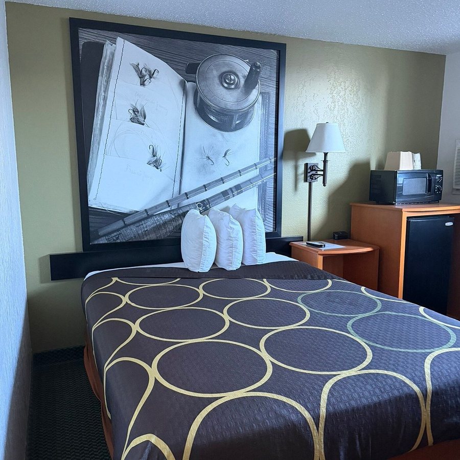 Super 8 by Wyndham Casper West by the River — Guest room