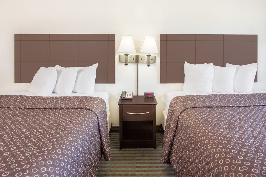Super 8 by Wyndham Cedar Falls — Guest room