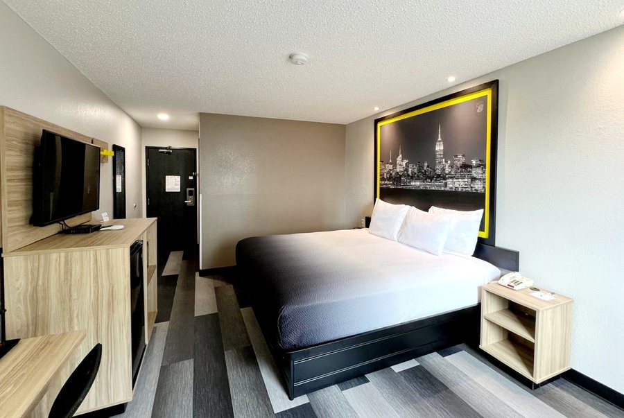 Super 8 by Wyndham Cedar Rapids — Guest room