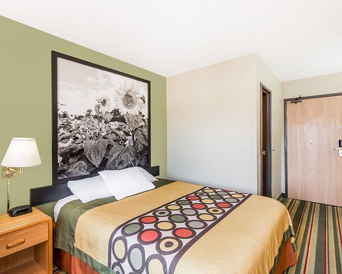 Super 8 by Wyndham Chanute — Guest room