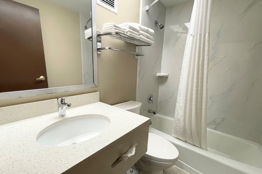 Super 8 by Wyndham Charles City — Bathroom